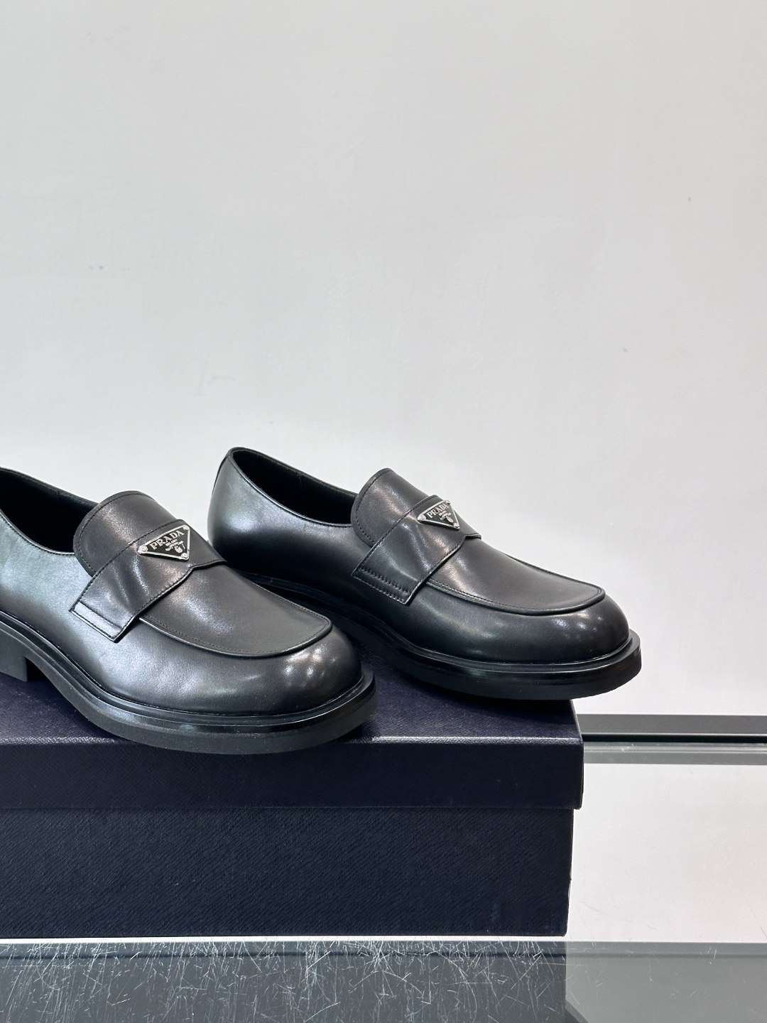 Prada男士德比皮鞋​​🖤这款男士德比皮鞋采用头层牛皮，鞋面光滑细腻，质感满分✨。厚底设计，增高又舒适