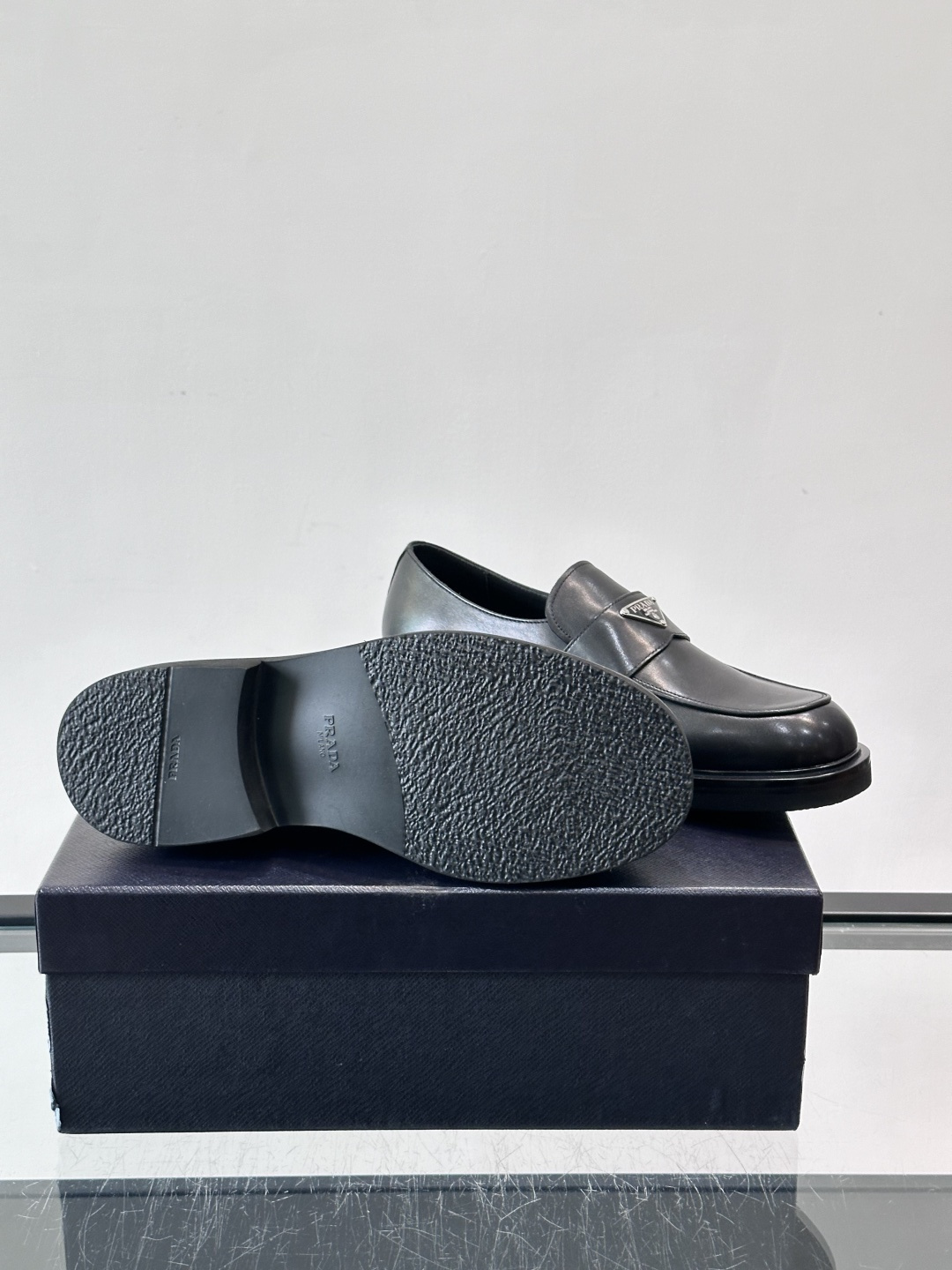 Prada男士德比皮鞋​​🖤这款男士德比皮鞋采用头层牛皮，鞋面光滑细腻，质感满分✨。厚底设计，增高又舒适