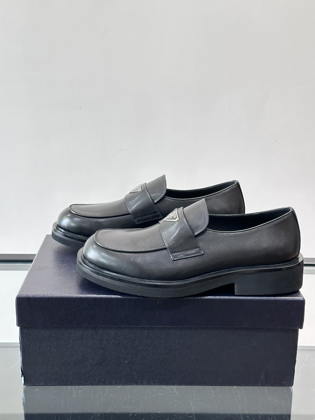 Prada男士德比皮鞋​​🖤这款男士德比皮鞋采用头层牛皮，鞋面光滑细腻，质感满分✨。厚底设计，增高又舒适