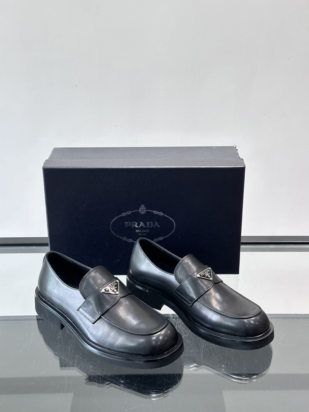 Prada男士德比皮鞋​​🖤这款男士德比皮鞋采用头层牛皮，鞋面光滑细腻，质感满分✨。厚底设计，增高又舒适