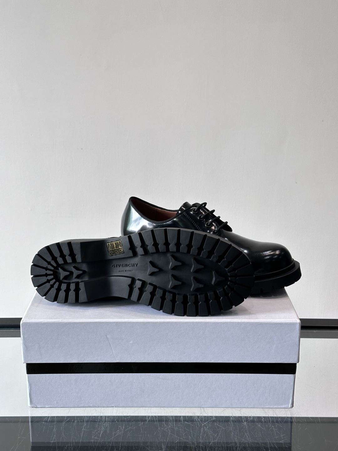 G纪梵希男士厚底德比鞋，黑色亮面漆皮+厚橡胶底，英伦复古风满满！鞋侧品牌标识，细节感十足。厚底设计增高又