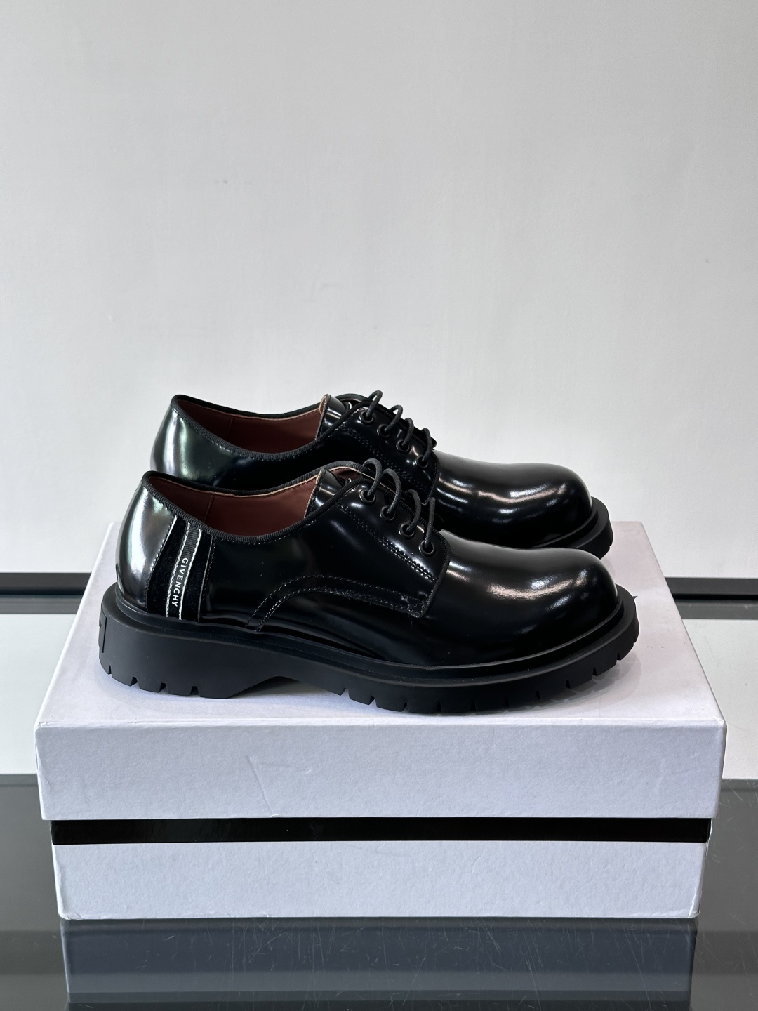 G纪梵希男士厚底德比鞋，黑色亮面漆皮+厚橡胶底，英伦复古风满满！鞋侧品牌标识，细节感十足。厚底设计增高又