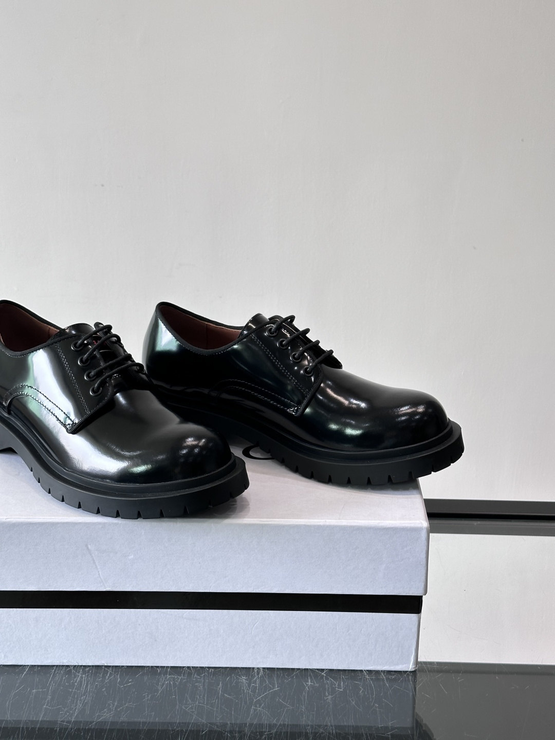 G纪梵希男士厚底德比鞋，黑色亮面漆皮+厚橡胶底，英伦复古风满满！鞋侧品牌标识，细节感十足。厚底设计增高又