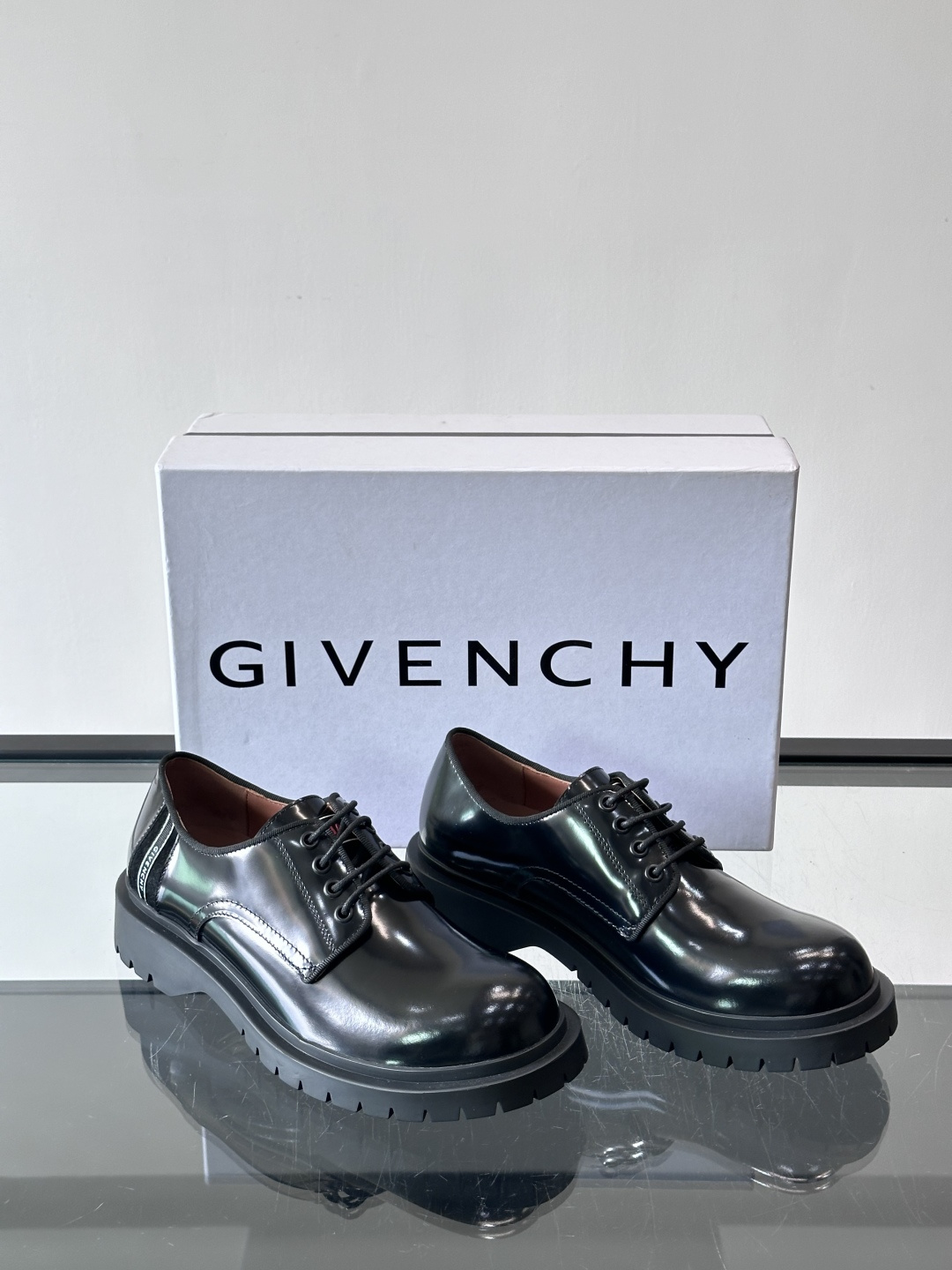 G纪梵希男士厚底德比鞋，黑色亮面漆皮+厚橡胶底，英伦复古风满满！鞋侧品牌标识，细节感十足。厚底设计增高又