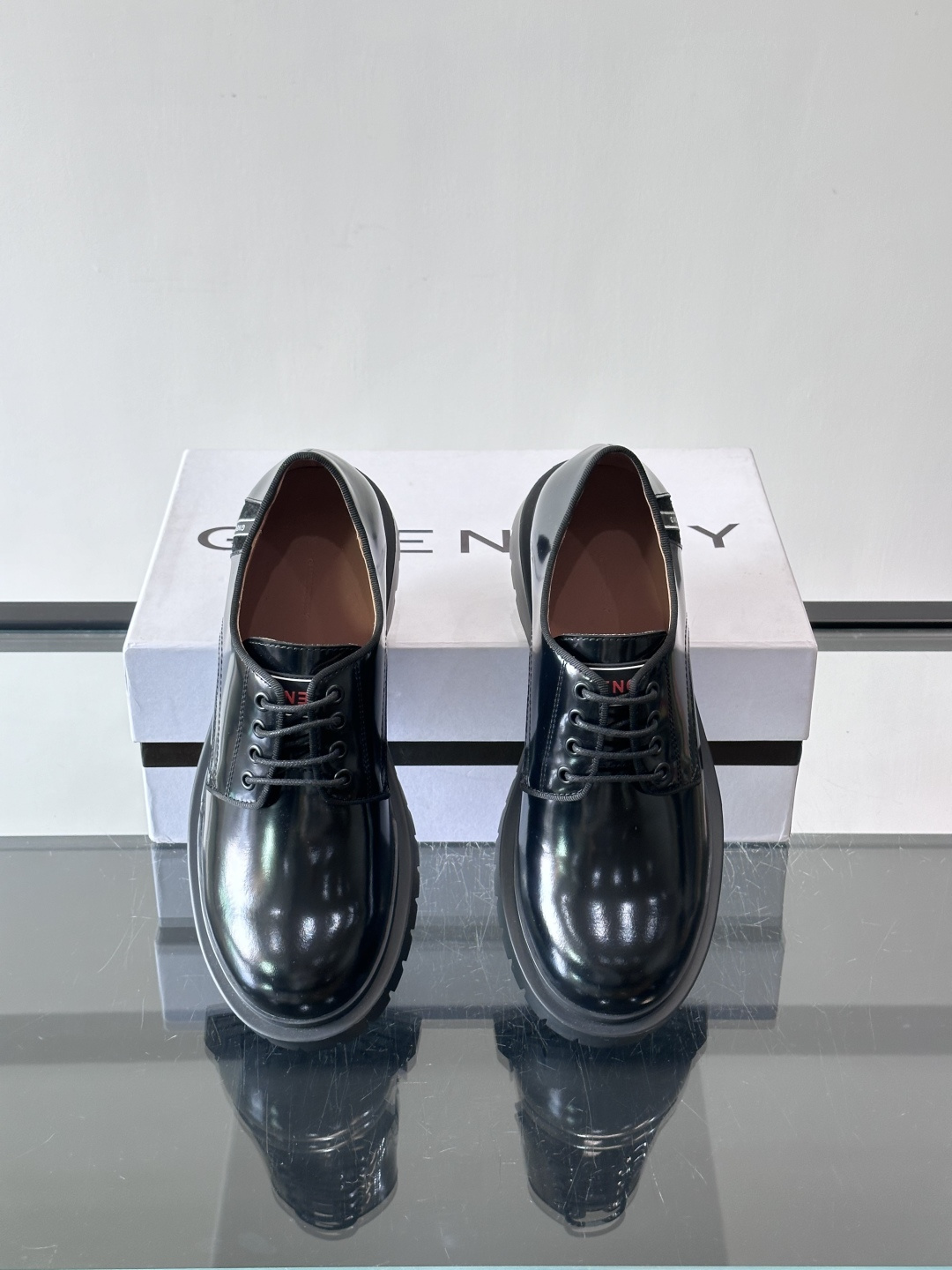 G纪梵希男士厚底德比鞋，黑色亮面漆皮+厚橡胶底，英伦复古风满满！鞋侧品牌标识，细节感十足。厚底设计增高又