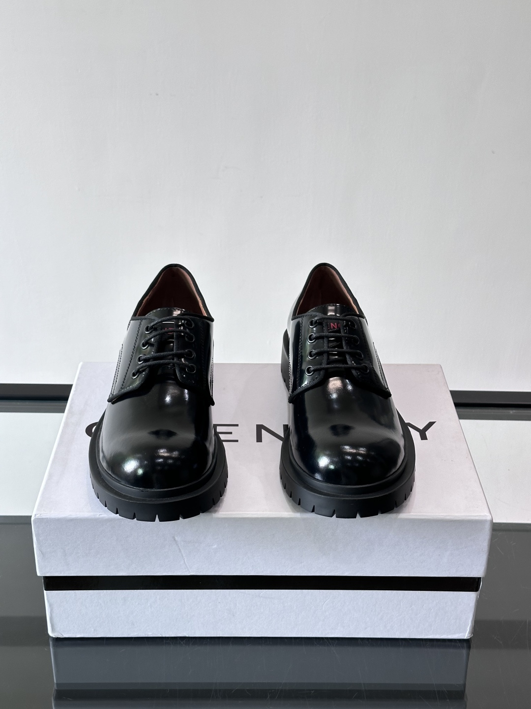 G纪梵希男士厚底德比鞋，黑色亮面漆皮+厚橡胶底，英伦复古风满满！鞋侧品牌标识，细节感十足。厚底设计增高又