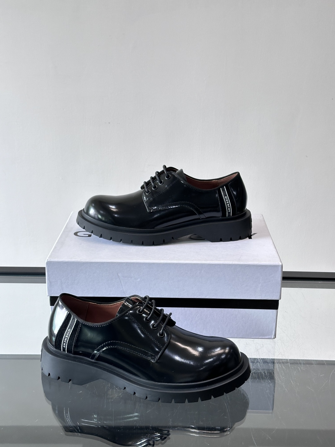 G纪梵希男士厚底德比鞋，黑色亮面漆皮+厚橡胶底，英伦复古风满满！鞋侧品牌标识，细节感十足。厚底设计增高又