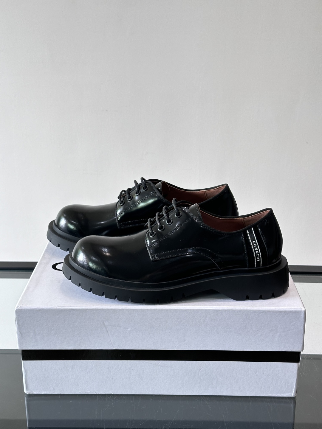 G纪梵希男士厚底德比鞋，黑色亮面漆皮+厚橡胶底，英伦复古风满满！鞋侧品牌标识，细节感十足。厚底设计增高又
