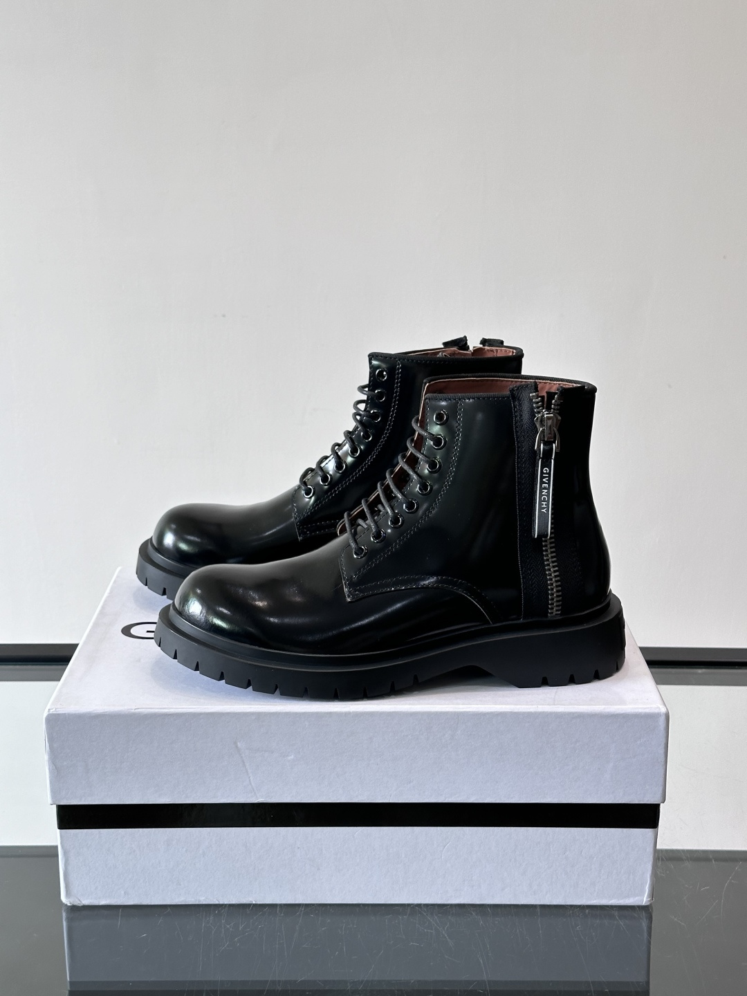 G纪梵希男士厚底高帮鞋，黑色亮面漆皮+厚橡胶底，英伦复古风满满！鞋侧品牌标识，细节感十足。厚底设计增高又