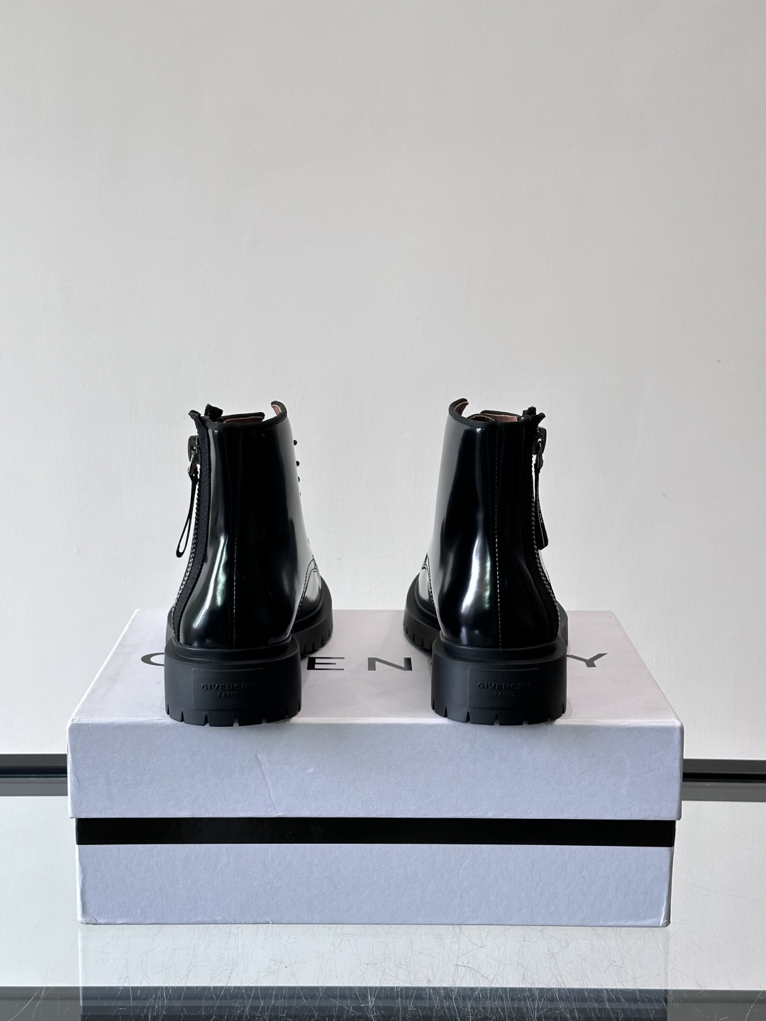 G纪梵希男士厚底高帮鞋，黑色亮面漆皮+厚橡胶底，英伦复古风满满！鞋侧品牌标识，细节感十足。厚底设计增高又