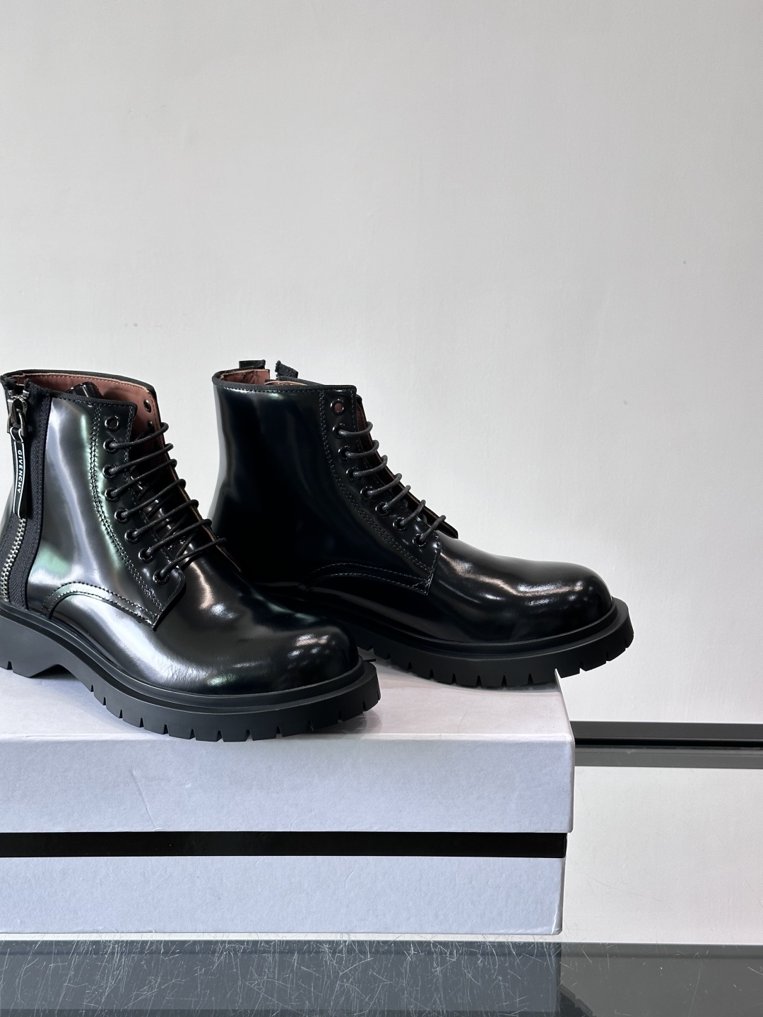 G纪梵希男士厚底高帮鞋，黑色亮面漆皮+厚橡胶底，英伦复古风满满！鞋侧品牌标识，细节感十足。厚底设计增高又