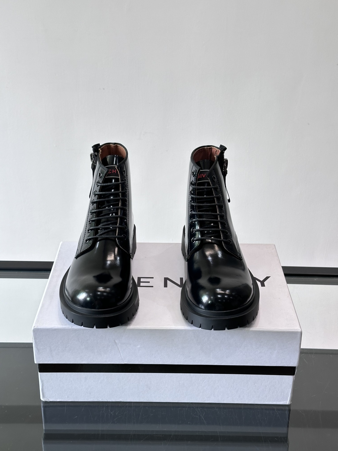 G纪梵希男士厚底高帮鞋，黑色亮面漆皮+厚橡胶底，英伦复古风满满！鞋侧品牌标识，细节感十足。厚底设计增高又