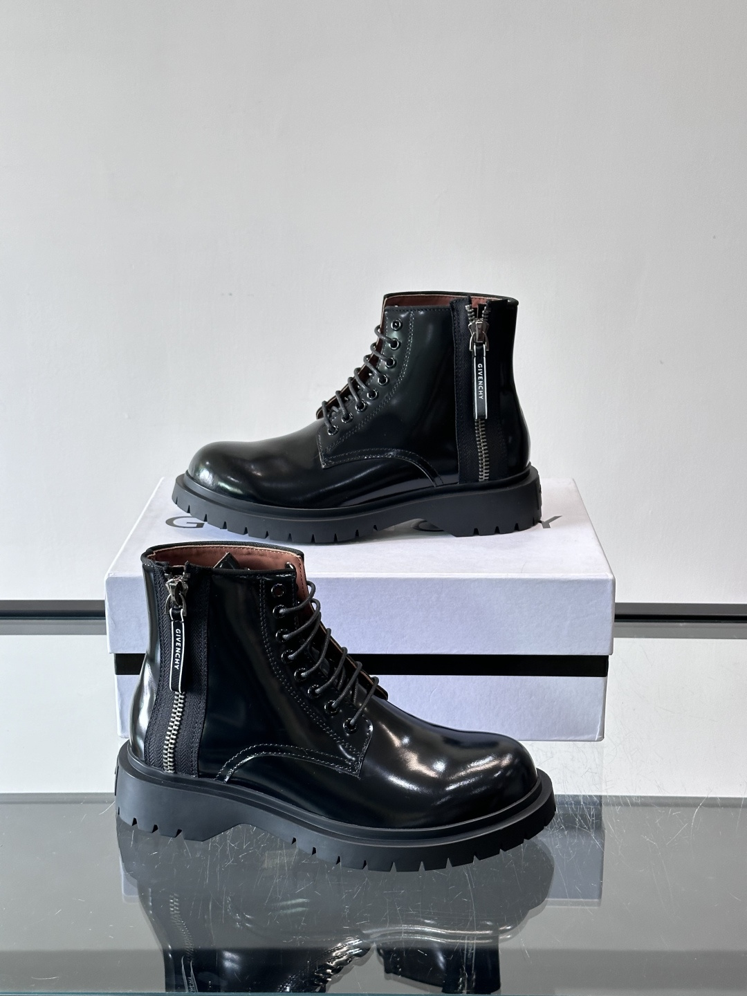 G纪梵希男士厚底高帮鞋，黑色亮面漆皮+厚橡胶底，英伦复古风满满！鞋侧品牌标识，细节感十足。厚底设计增高又