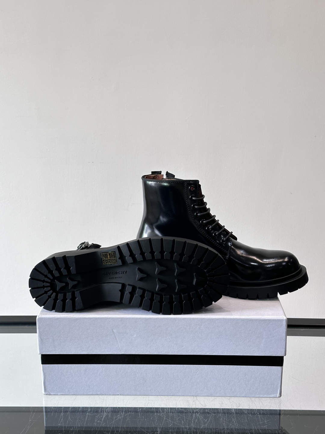 G纪梵希男士厚底高帮鞋，黑色亮面漆皮+厚橡胶底，英伦复古风满满！鞋侧品牌标识，细节感十足。厚底设计增高又