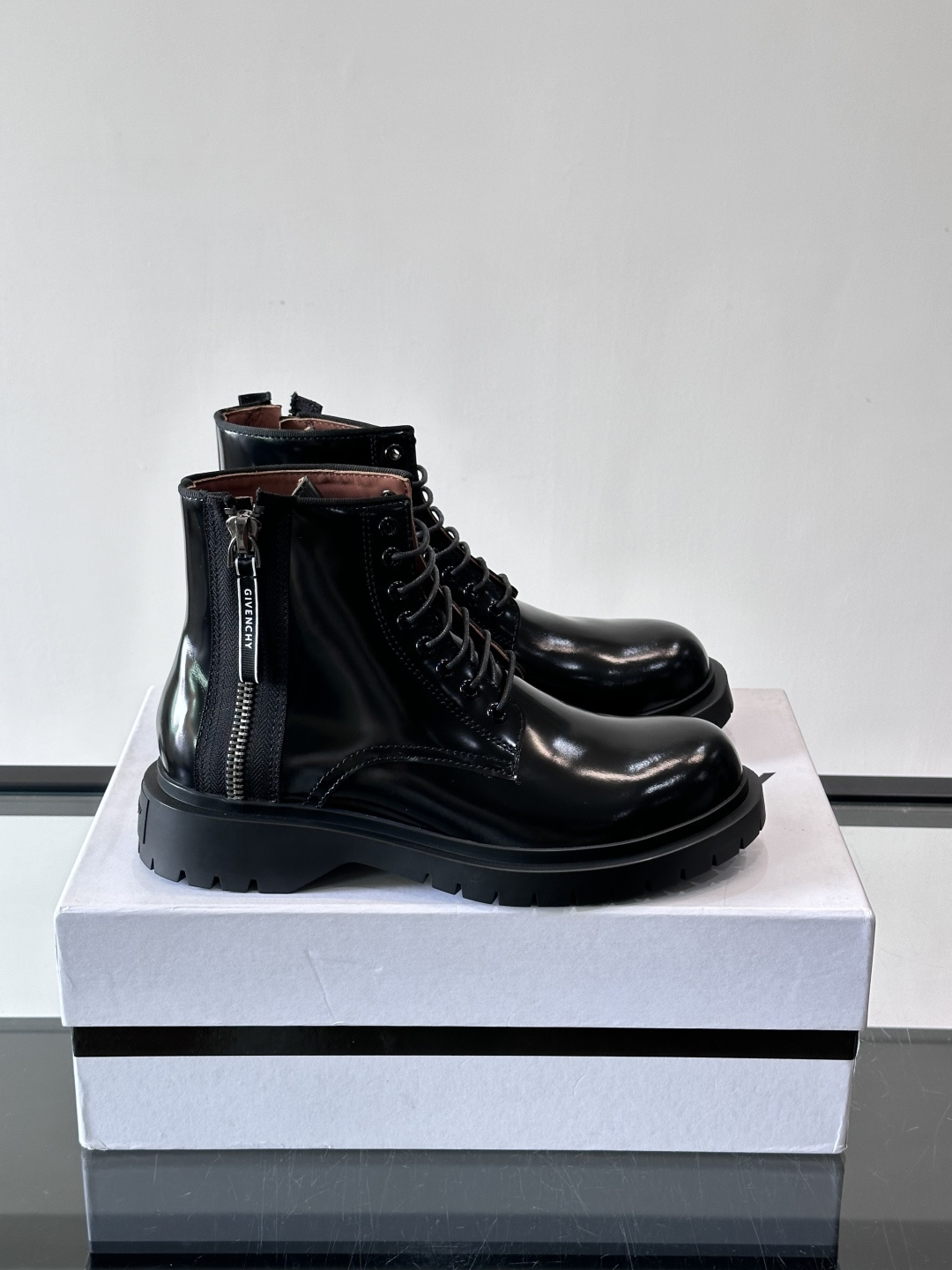 G纪梵希男士厚底高帮鞋，黑色亮面漆皮+厚橡胶底，英伦复古风满满！鞋侧品牌标识，细节感十足。厚底设计增高又