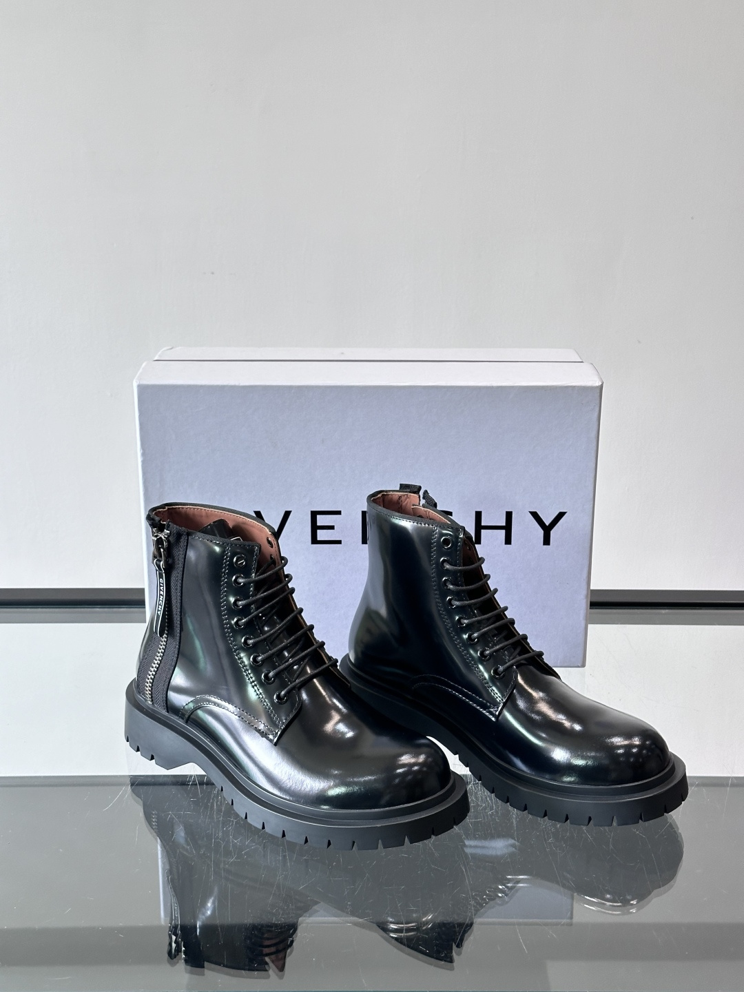 G纪梵希男士厚底高帮鞋，黑色亮面漆皮+厚橡胶底，英伦复古风满满！鞋侧品牌标识，细节感十足。厚底设计增高又