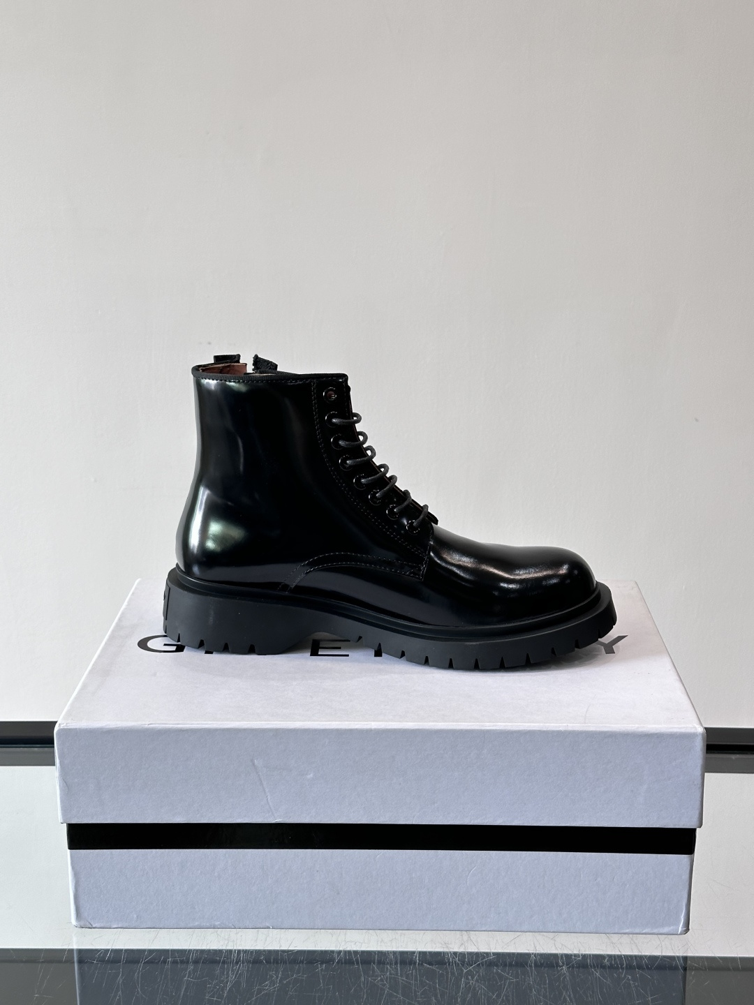 G纪梵希男士厚底高帮鞋，黑色亮面漆皮+厚橡胶底，英伦复古风满满！鞋侧品牌标识，细节感十足。厚底设计增高又