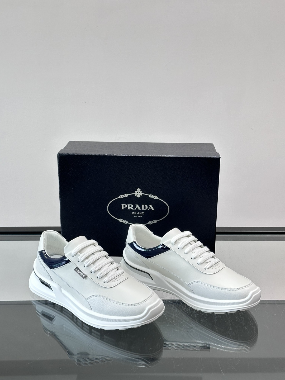 👟Prada这款男士运动鞋，采用优质皮革+漆皮点缀，简约又有辨识度✨。厚底设计，轻质橡胶材质，穿着舒适还