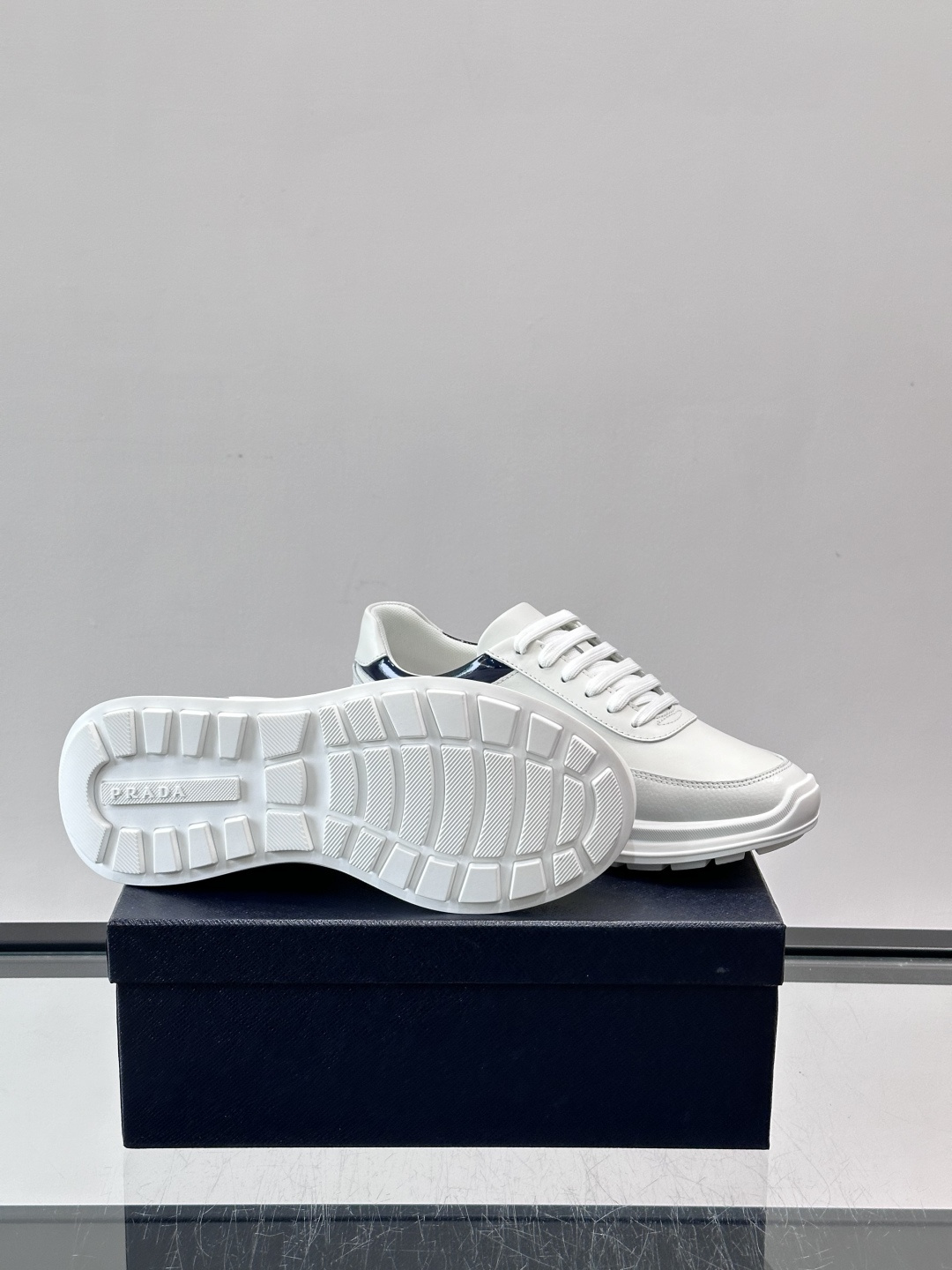 👟Prada这款男士运动鞋，采用优质皮革+漆皮点缀，简约又有辨识度✨。厚底设计，轻质橡胶材质，穿着舒适还