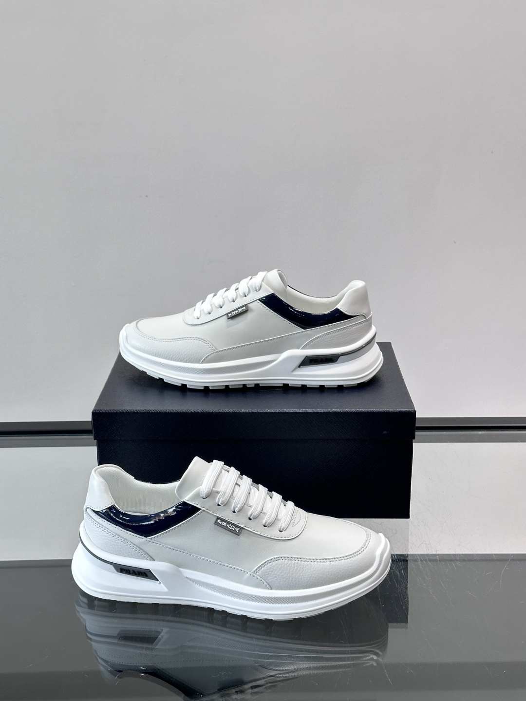 👟Prada这款男士运动鞋，采用优质皮革+漆皮点缀，简约又有辨识度✨。厚底设计，轻质橡胶材质，穿着舒适还