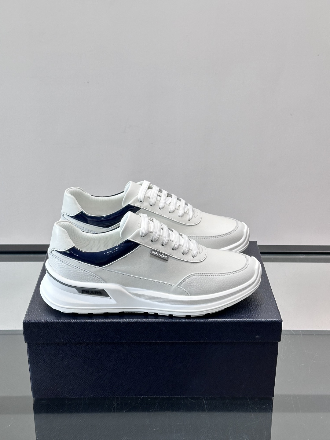 👟Prada这款男士运动鞋，采用优质皮革+漆皮点缀，简约又有辨识度✨。厚底设计，轻质橡胶材质，穿着舒适还