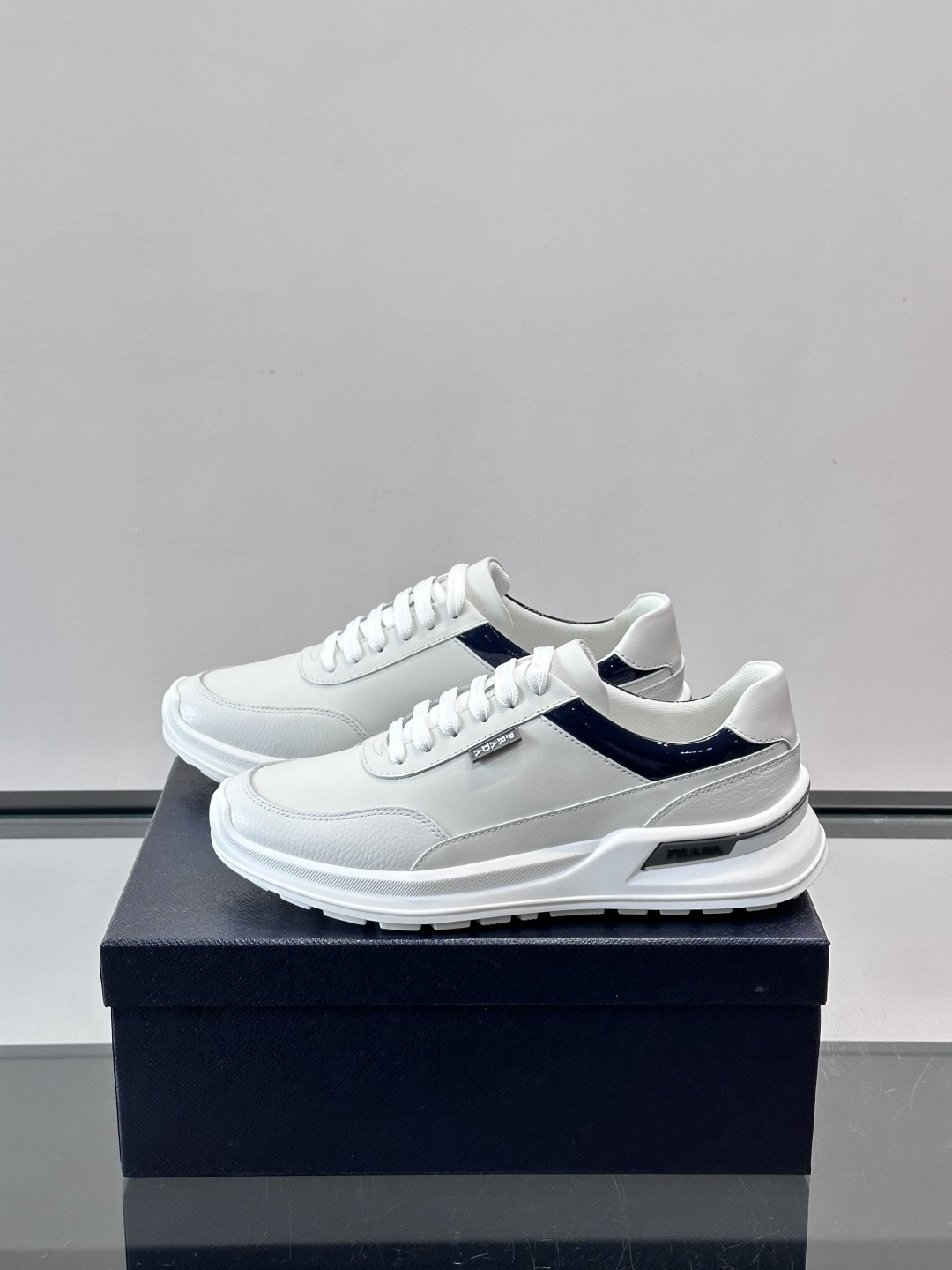 👟Prada这款男士运动鞋，采用优质皮革+漆皮点缀，简约又有辨识度✨。厚底设计，轻质橡胶材质，穿着舒适还