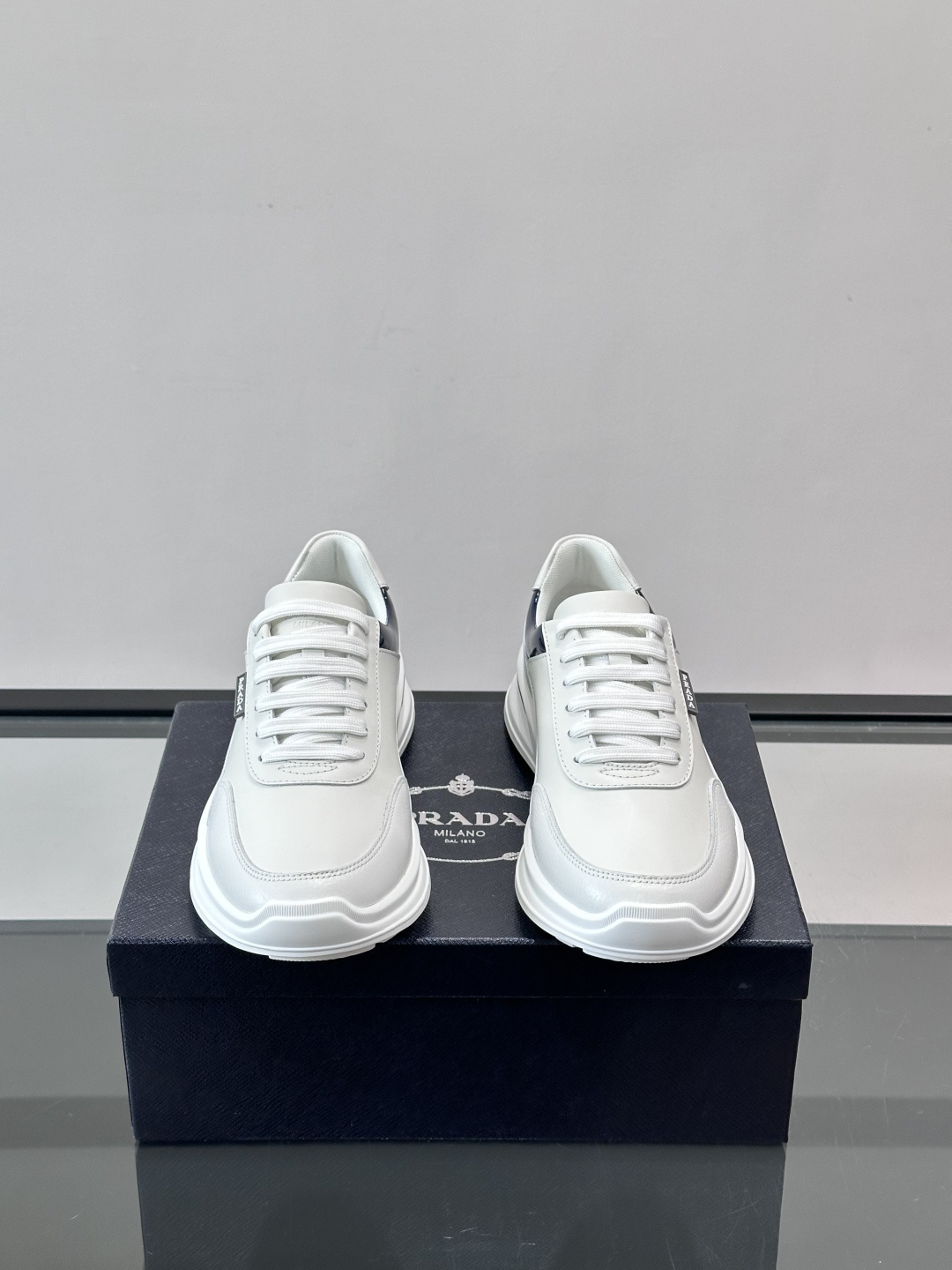 👟Prada这款男士运动鞋，采用优质皮革+漆皮点缀，简约又有辨识度✨。厚底设计，轻质橡胶材质，穿着舒适还