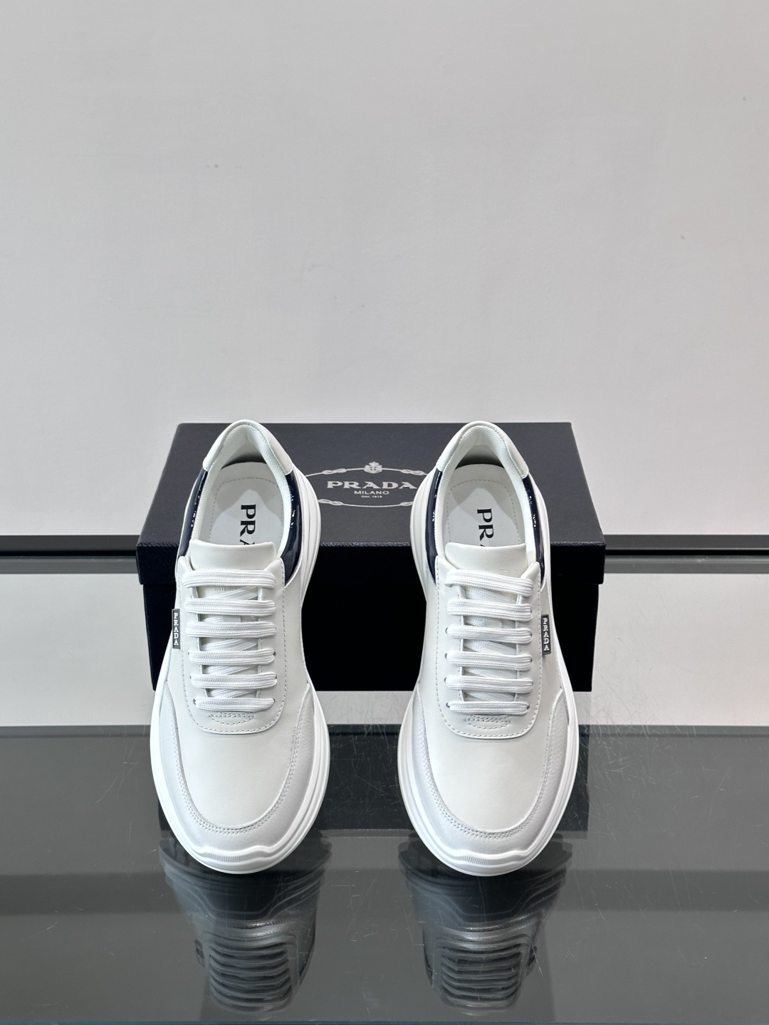 👟Prada这款男士运动鞋，采用优质皮革+漆皮点缀，简约又有辨识度✨。厚底设计，轻质橡胶材质，穿着舒适还