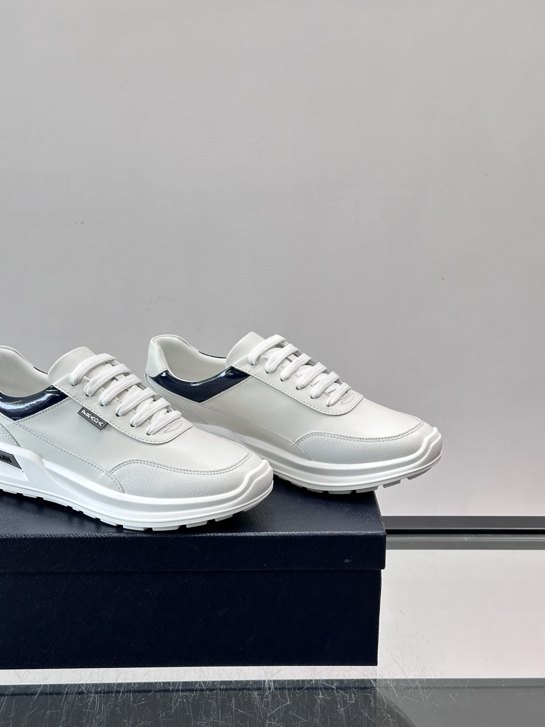 👟Prada这款男士运动鞋，采用优质皮革+漆皮点缀，简约又有辨识度✨。厚底设计，轻质橡胶材质，穿着舒适还