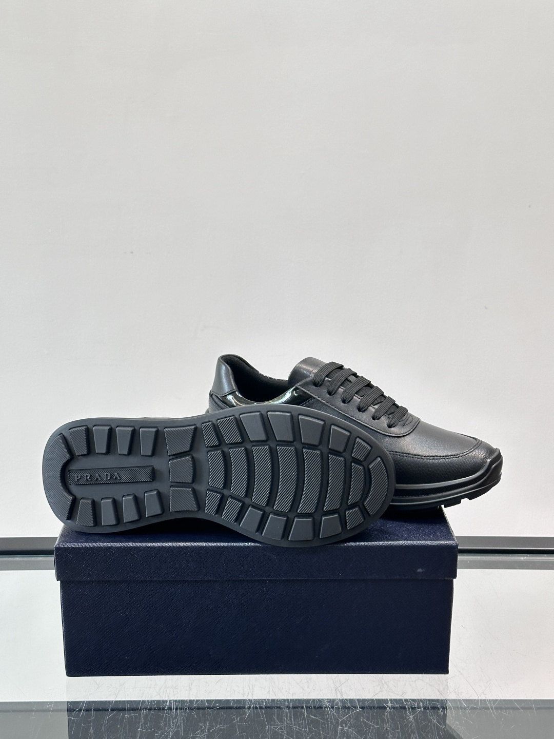 👟Prada这款男士运动鞋，采用优质皮革+漆皮点缀，简约又有辨识度✨。厚底设计，轻质橡胶材质，穿着舒适还