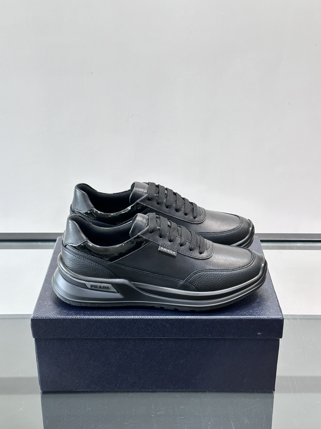 👟Prada这款男士运动鞋，采用优质皮革+漆皮点缀，简约又有辨识度✨。厚底设计，轻质橡胶材质，穿着舒适还