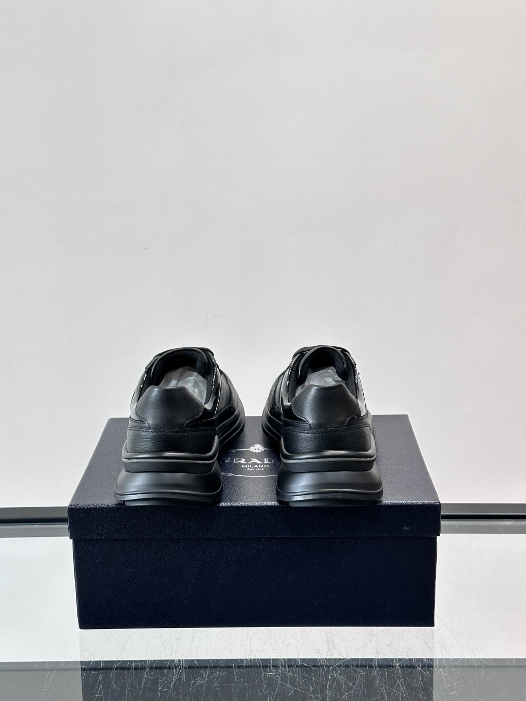 👟Prada这款男士运动鞋，采用优质皮革+漆皮点缀，简约又有辨识度✨。厚底设计，轻质橡胶材质，穿着舒适还