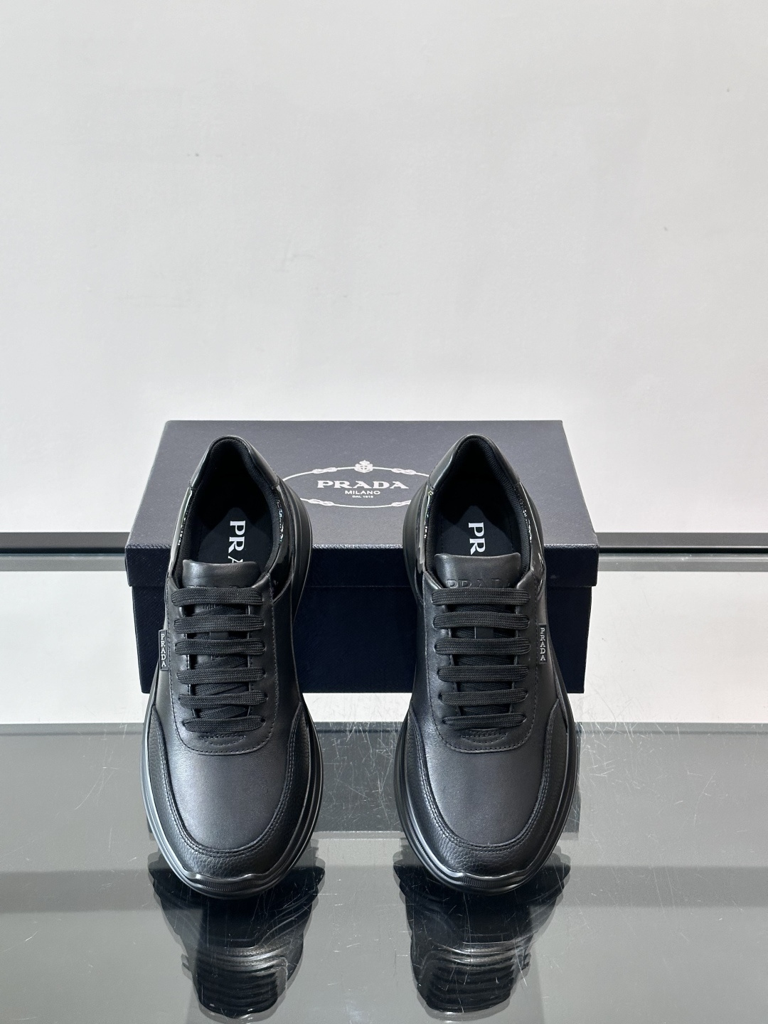 👟Prada这款男士运动鞋，采用优质皮革+漆皮点缀，简约又有辨识度✨。厚底设计，轻质橡胶材质，穿着舒适还