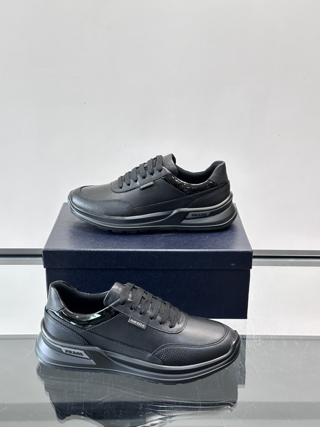 👟Prada这款男士运动鞋，采用优质皮革+漆皮点缀，简约又有辨识度✨。厚底设计，轻质橡胶材质，穿着舒适还