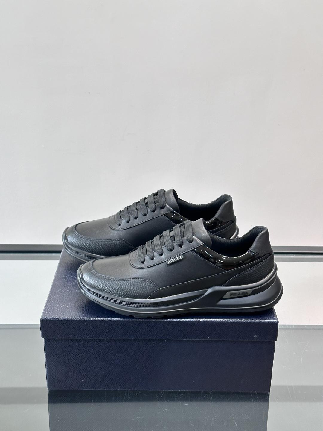 👟Prada这款男士运动鞋，采用优质皮革+漆皮点缀，简约又有辨识度✨。厚底设计，轻质橡胶材质，穿着舒适还