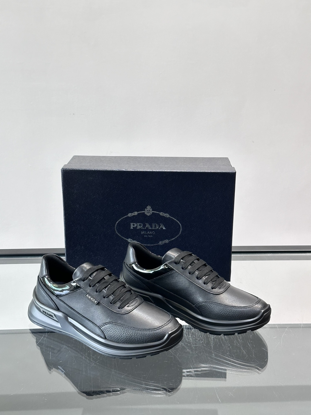👟Prada这款男士运动鞋，采用优质皮革+漆皮点缀，简约又有辨识度✨。厚底设计，轻质橡胶材质，穿着舒适还