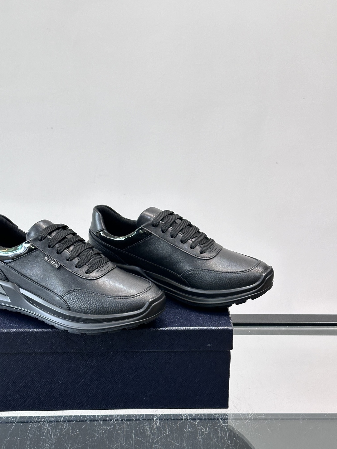 👟Prada这款男士运动鞋，采用优质皮革+漆皮点缀，简约又有辨识度✨。厚底设计，轻质橡胶材质，穿着舒适还