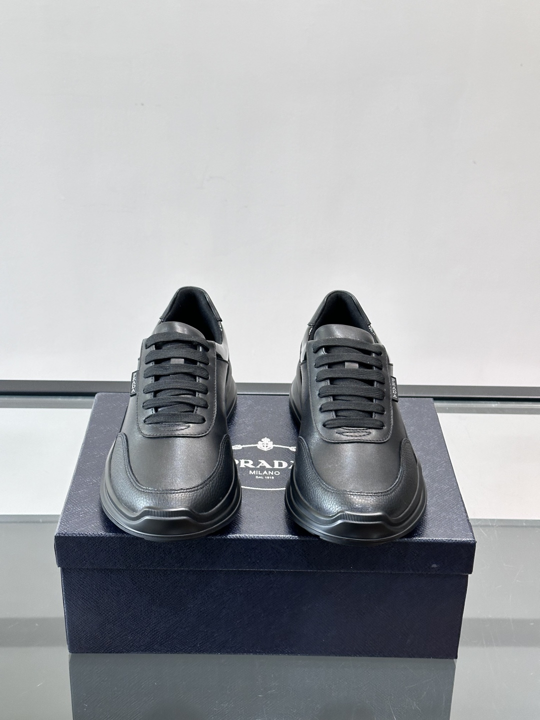 👟Prada这款男士运动鞋，采用优质皮革+漆皮点缀，简约又有辨识度✨。厚底设计，轻质橡胶材质，穿着舒适还