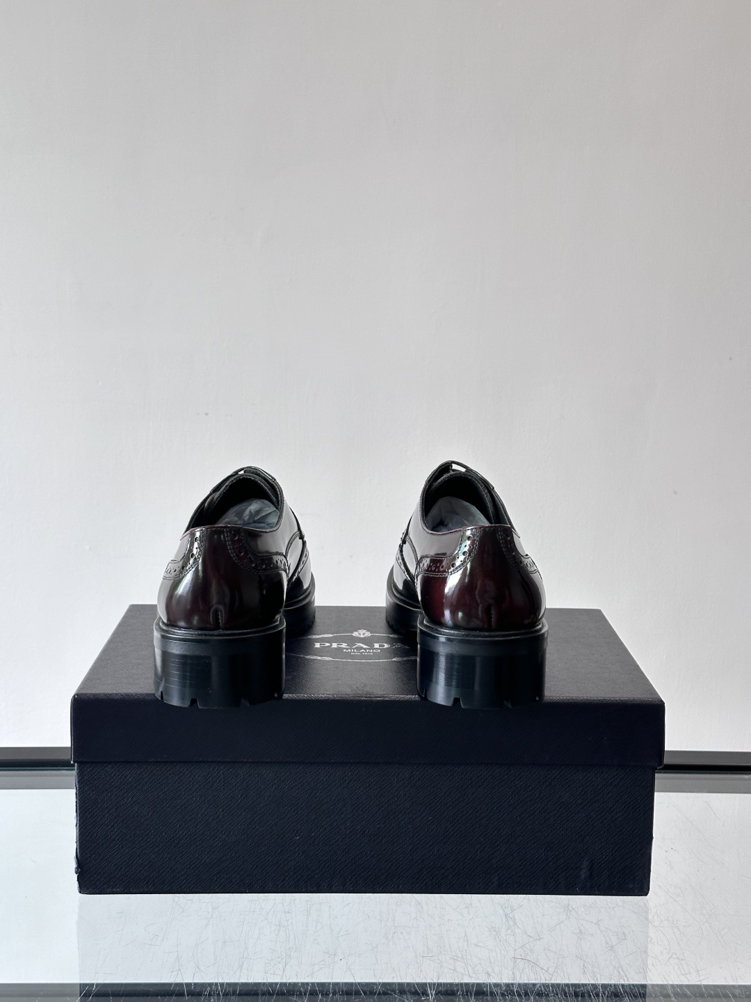 Prada男士乐福鞋​​✨选用意大利进口牛皮，鞋面光泽感强，质感细腻。经典一脚蹬设计，品牌辨识度满分！厚