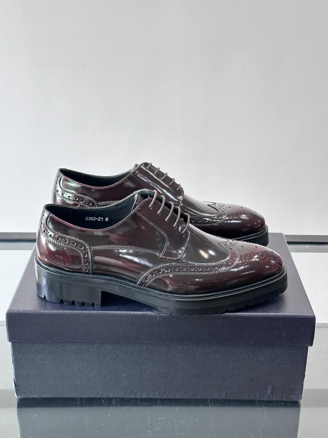 Prada男士乐福鞋​​✨选用意大利进口牛皮，鞋面光泽感强，质感细腻。经典一脚蹬设计，品牌辨识度满分！厚