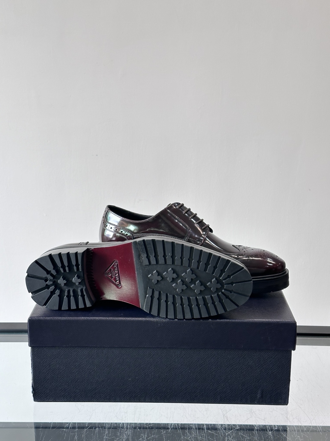 Prada男士乐福鞋​​✨选用意大利进口牛皮，鞋面光泽感强，质感细腻。经典一脚蹬设计，品牌辨识度满分！厚