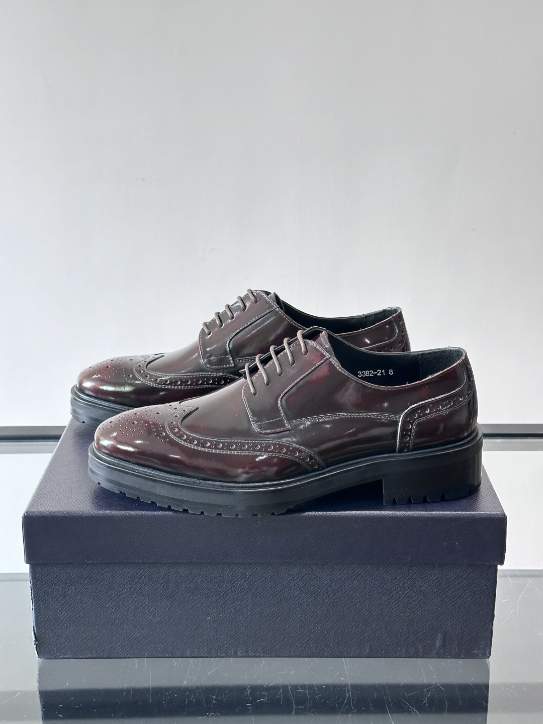 Prada男士乐福鞋​​✨选用意大利进口牛皮，鞋面光泽感强，质感细腻。经典一脚蹬设计，品牌辨识度满分！厚