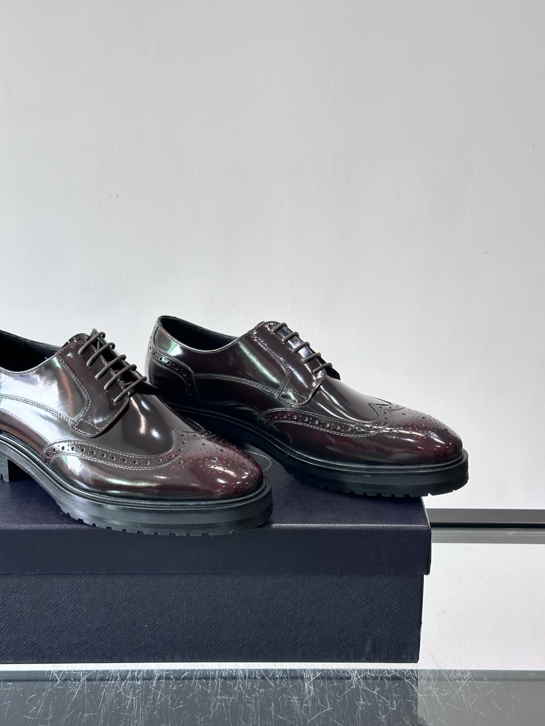 Prada男士乐福鞋​​✨选用意大利进口牛皮，鞋面光泽感强，质感细腻。经典一脚蹬设计，品牌辨识度满分！厚