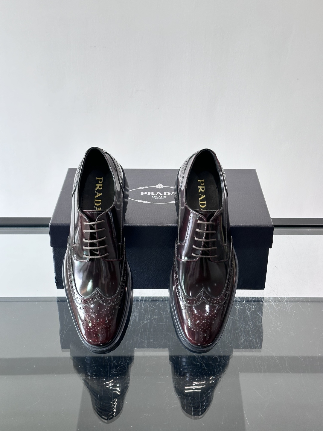 Prada男士乐福鞋​​✨选用意大利进口牛皮，鞋面光泽感强，质感细腻。经典一脚蹬设计，品牌辨识度满分！厚