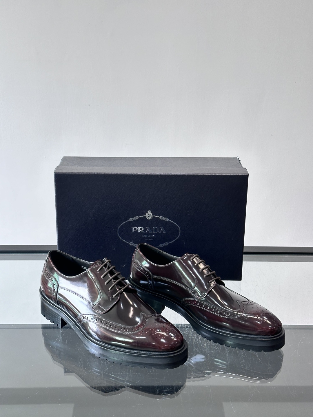 Prada男士乐福鞋​​✨选用意大利进口牛皮，鞋面光泽感强，质感细腻。经典一脚蹬设计，品牌辨识度满分！厚