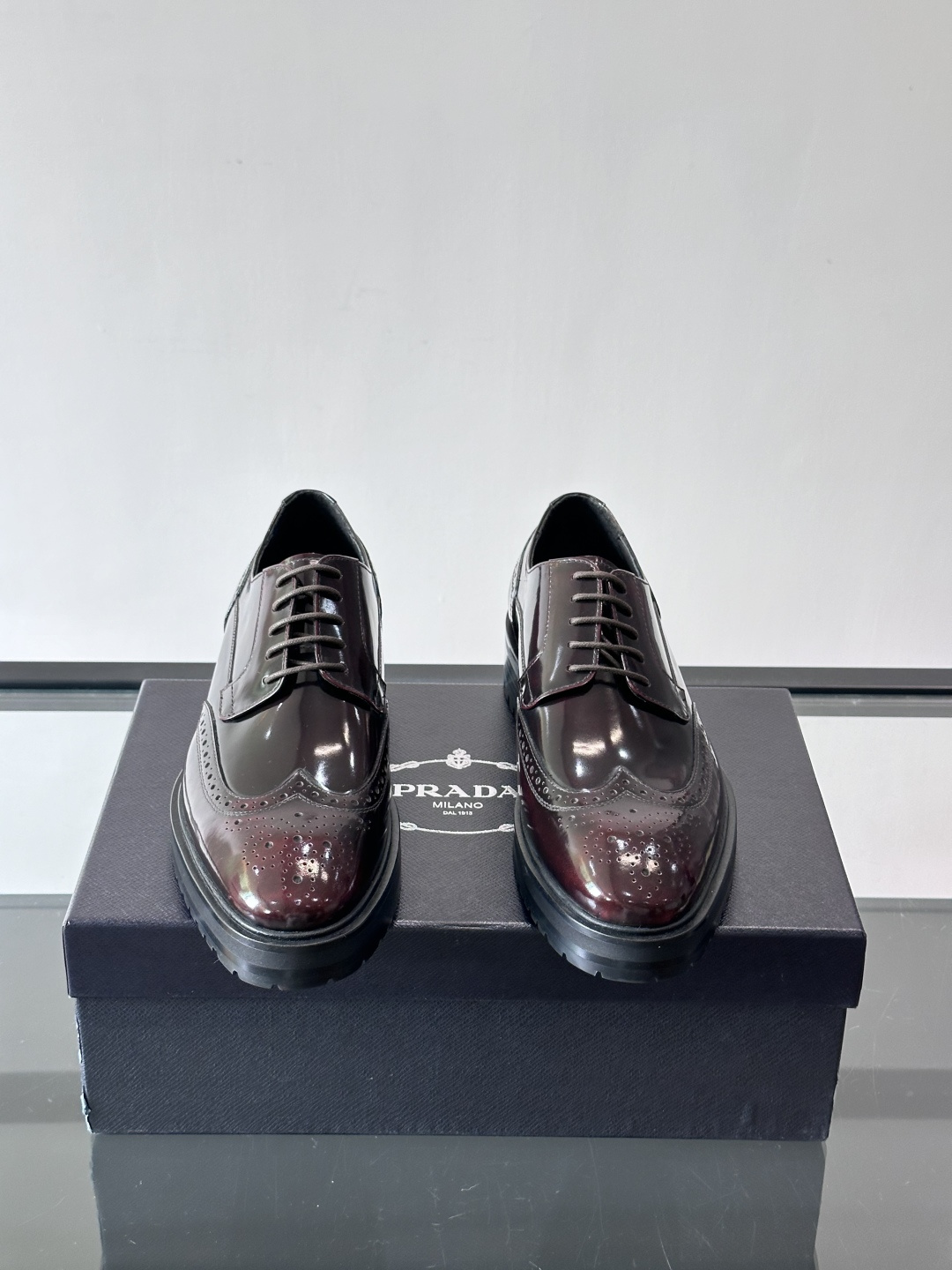 Prada男士乐福鞋​​✨选用意大利进口牛皮，鞋面光泽感强，质感细腻。经典一脚蹬设计，品牌辨识度满分！厚