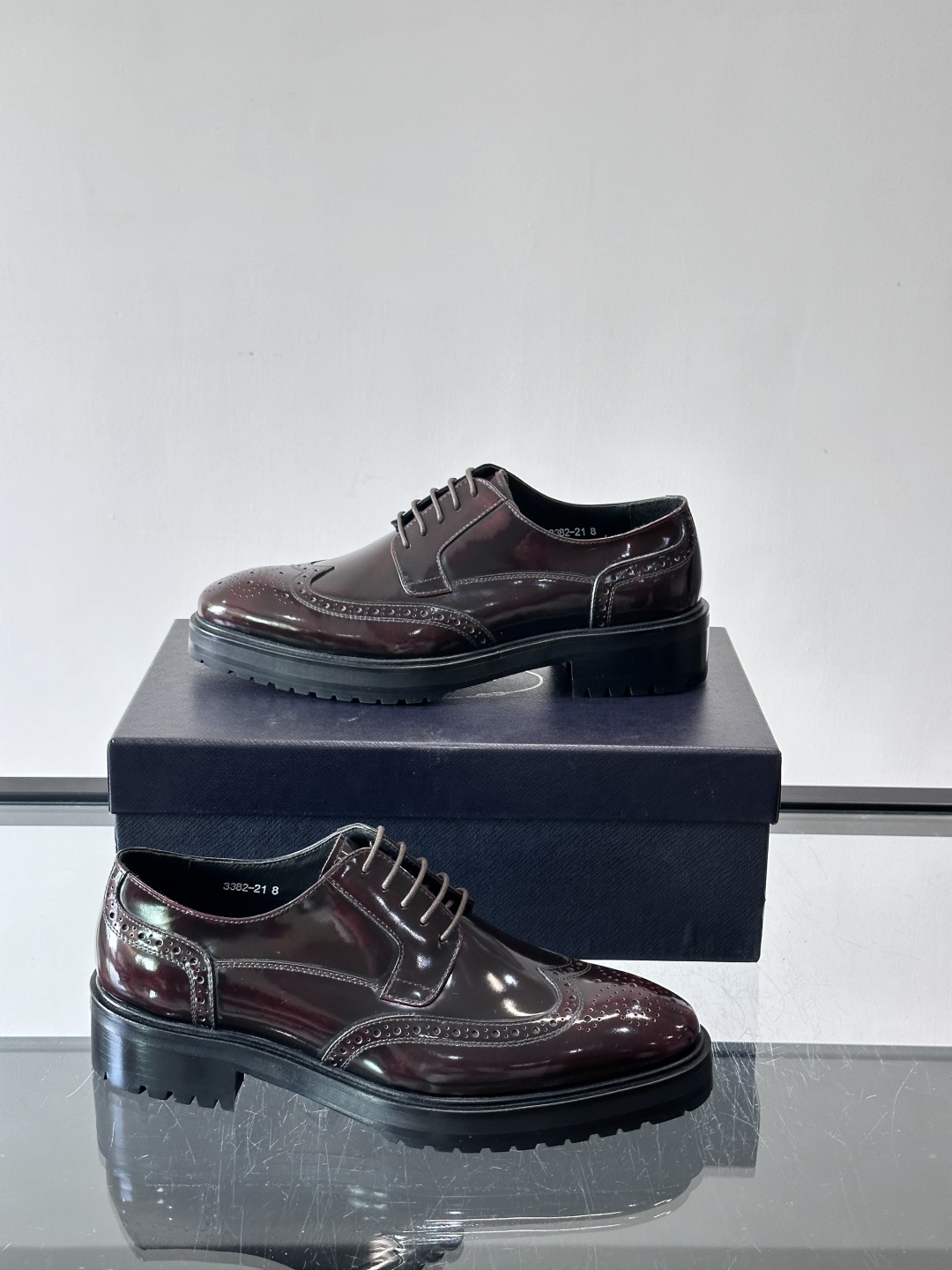 Prada男士乐福鞋​​✨选用意大利进口牛皮，鞋面光泽感强，质感细腻。经典一脚蹬设计，品牌辨识度满分！厚