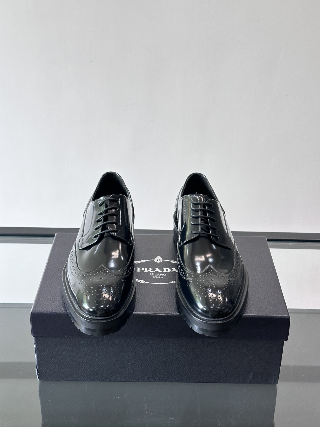 Prada男士乐福鞋​​✨选用意大利进口牛皮，鞋面光泽感强，质感细腻。经典一脚蹬设计，品牌辨识度满分！厚