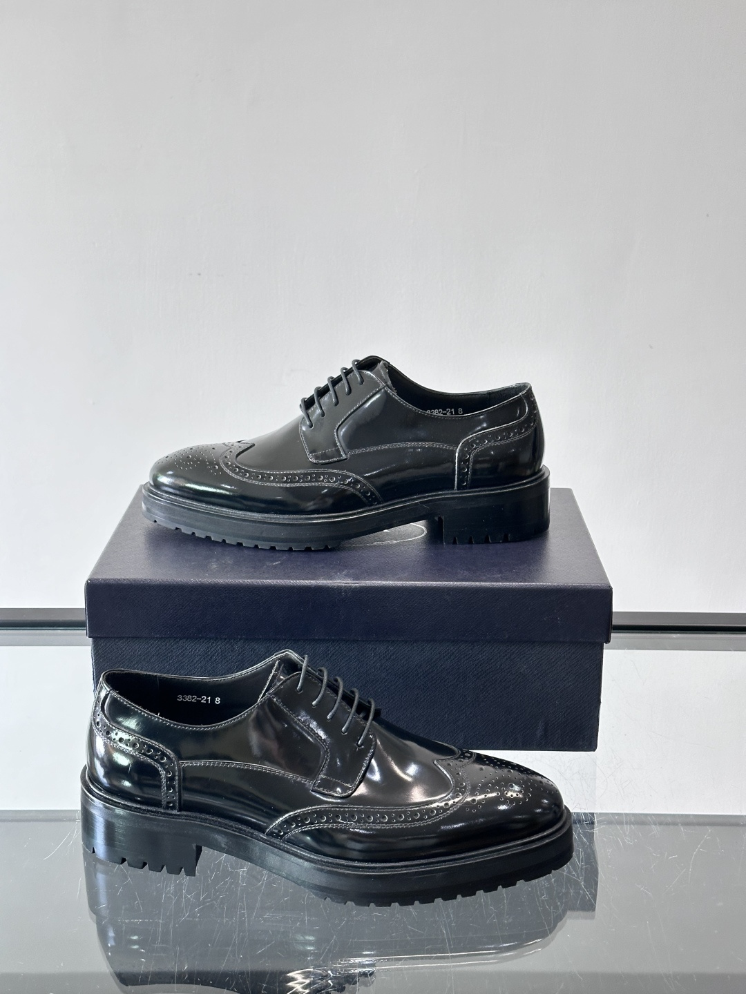 Prada男士乐福鞋​​✨选用意大利进口牛皮，鞋面光泽感强，质感细腻。经典一脚蹬设计，品牌辨识度满分！厚