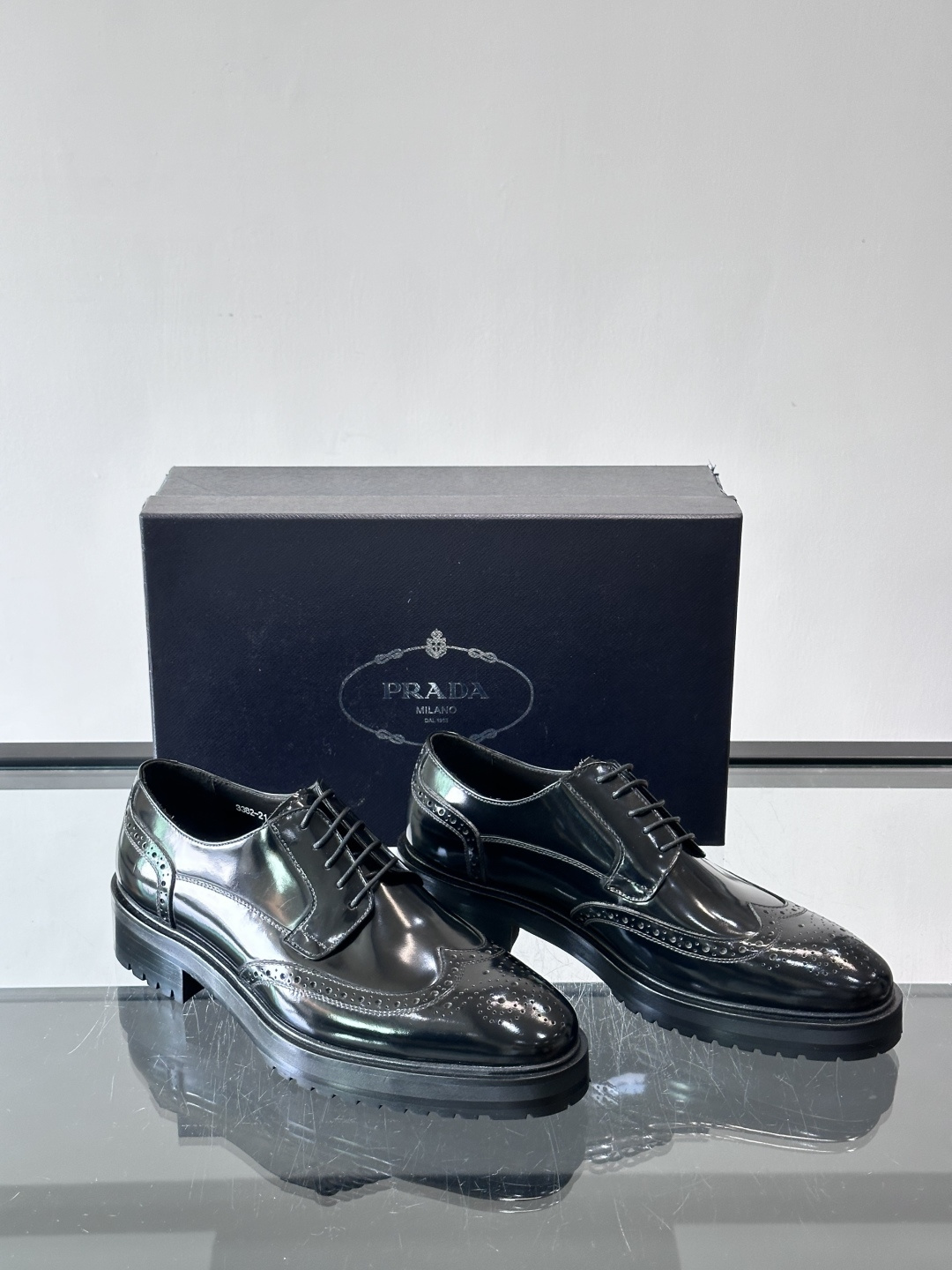 Prada男士乐福鞋​​✨选用意大利进口牛皮，鞋面光泽感强，质感细腻。经典一脚蹬设计，品牌辨识度满分！厚